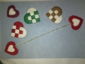 Inimoare handmade sub formă de broşe, agrafe  sau semne de carte - Kézzel készített szivecskék bross
